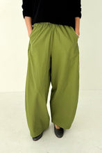Load image into Gallery viewer, Parachute Pants - ARTICHOKE Le Bon Shoppe